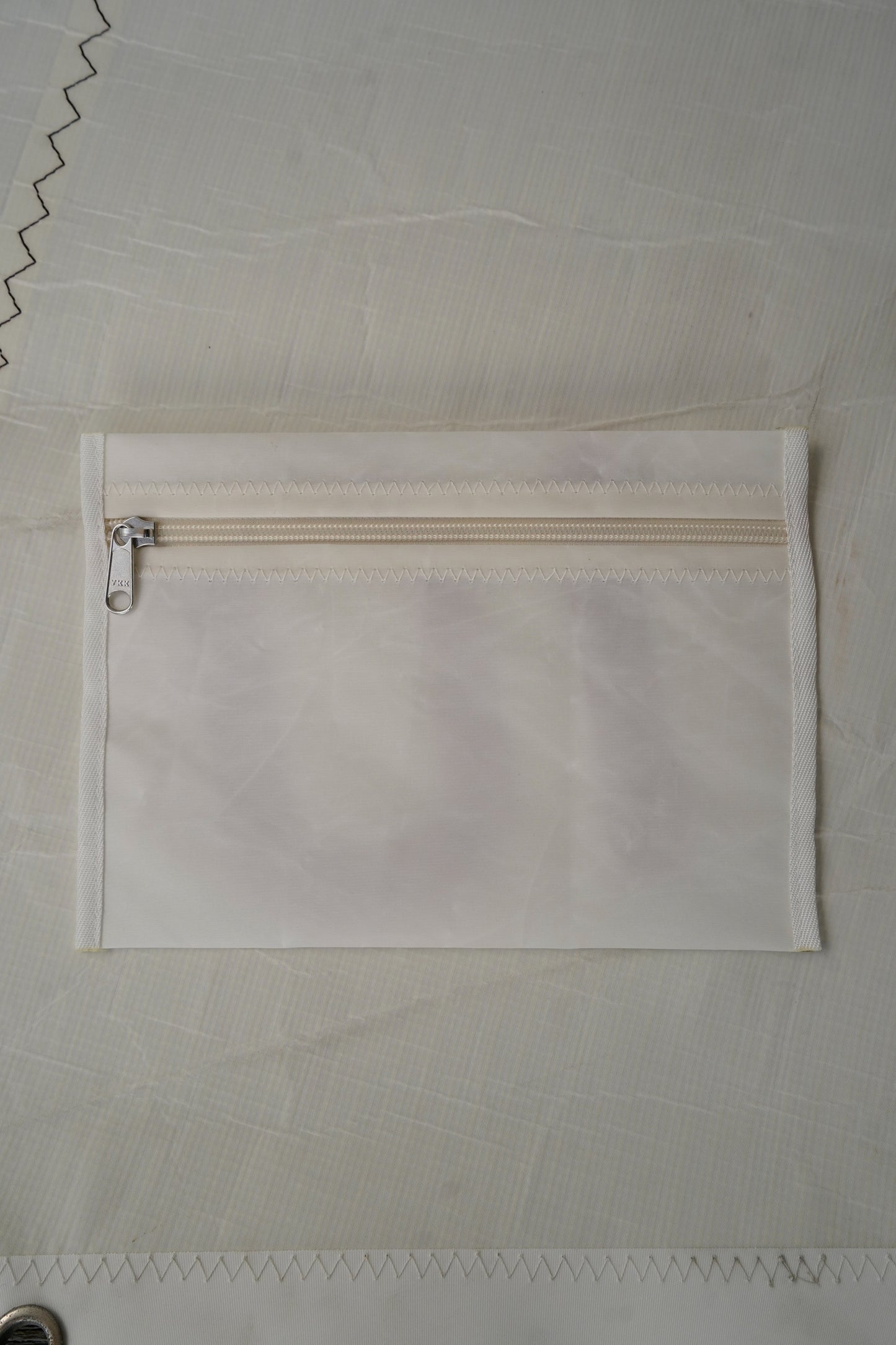 Pochette zippée 10 rouge avec biais
