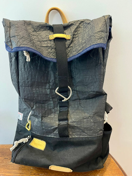 Sac à dos Dinghy · Noir et cuir moutarde