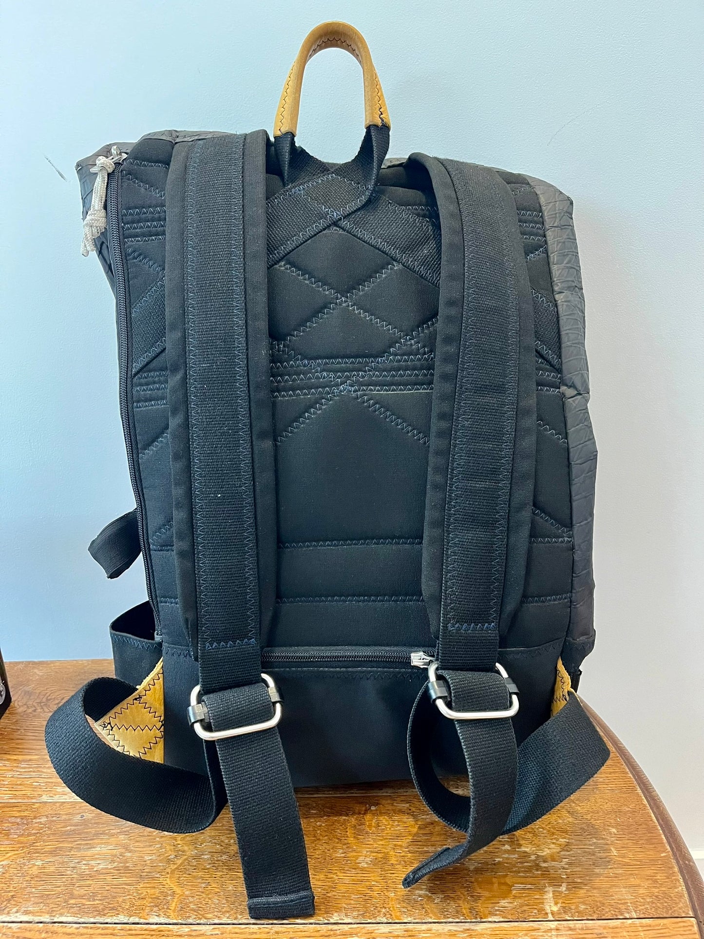 Sac à dos Dinghy · Noir et cuir moutarde