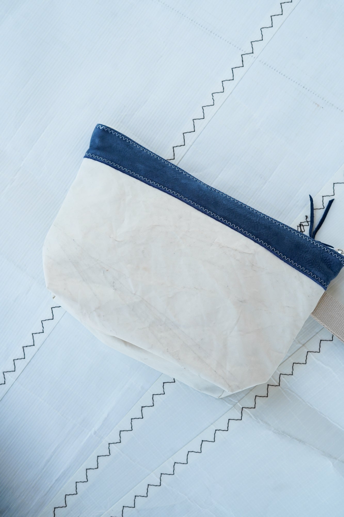 Trousse de toilette "Les Grands Classiques" · Cuir bleu marine