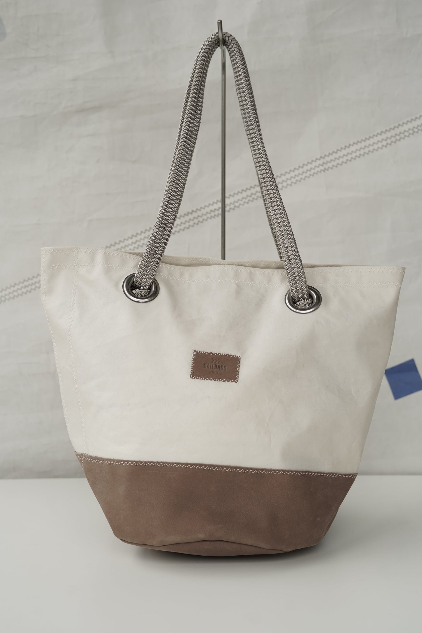 Sac à main Sandy · Cuir chocolat numéro 5 gris