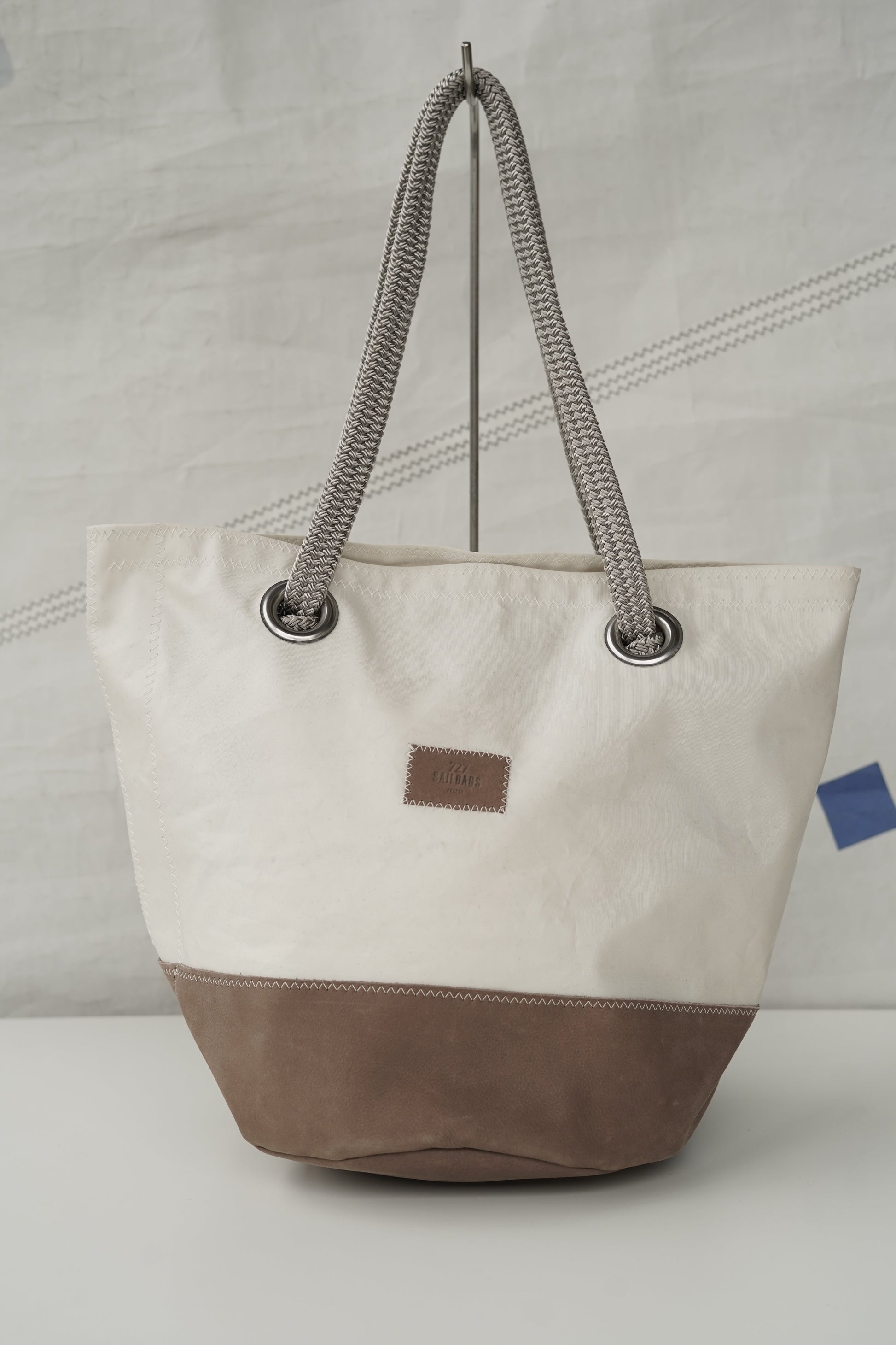Sac à main Sandy · Cuir chocolat numéro 5 gris