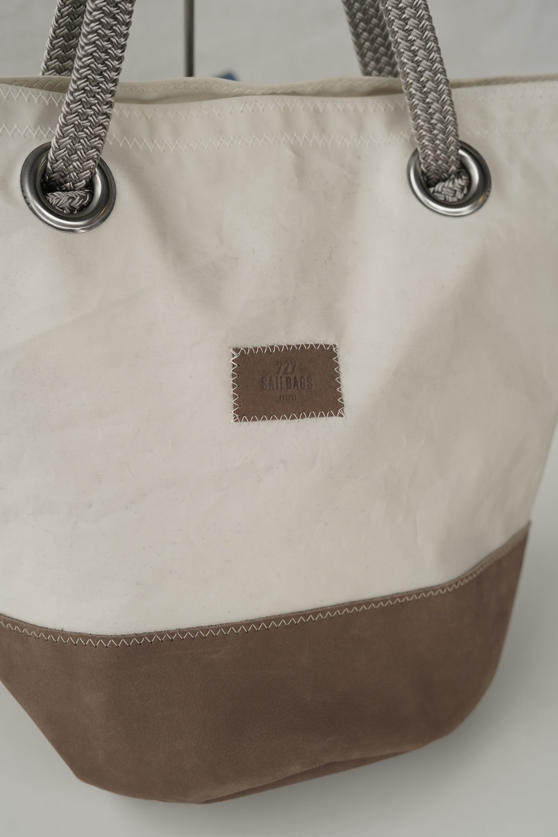 Sac à main Sandy · Cuir chocolat numéro 5 gris