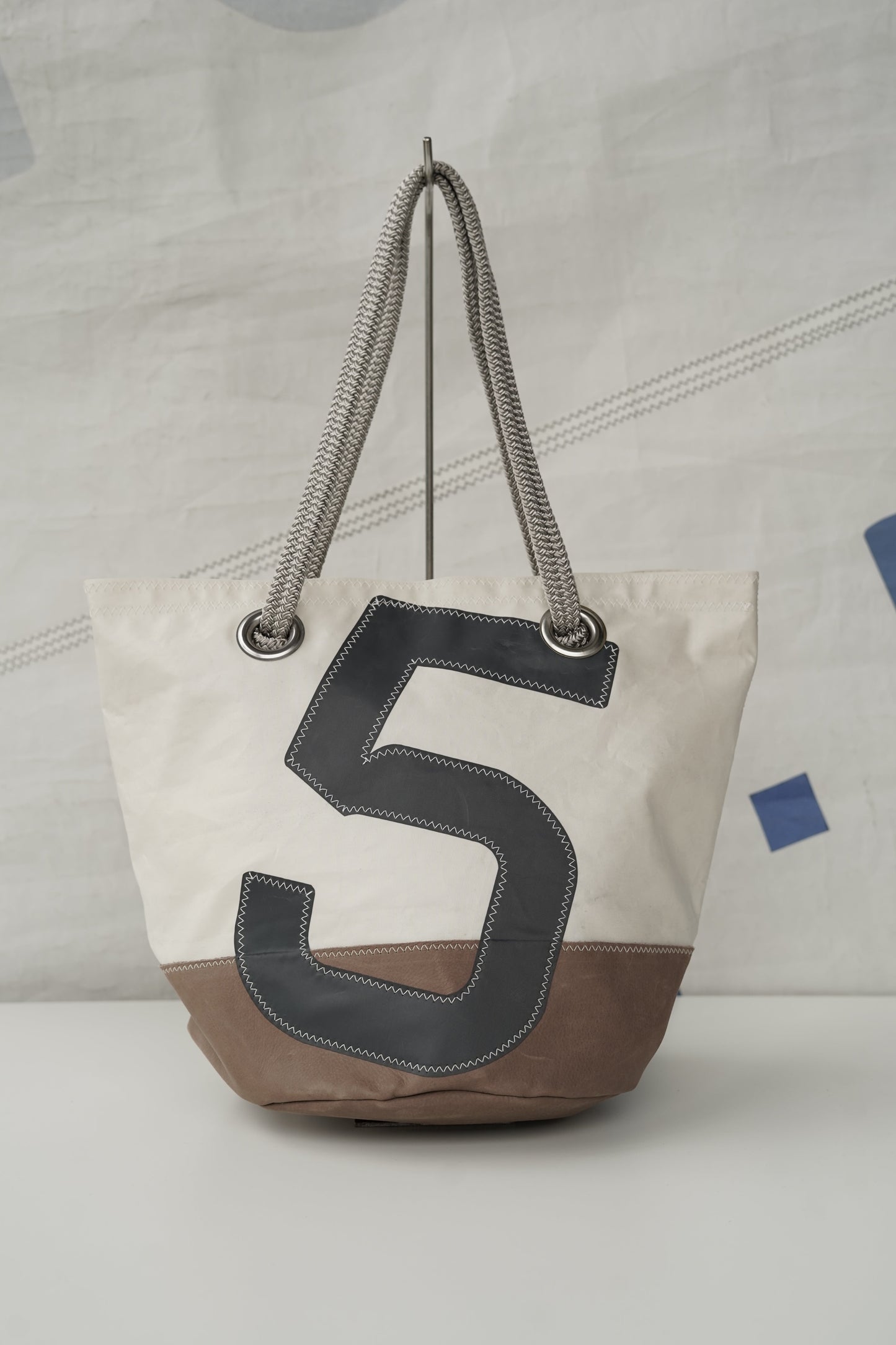 Sac à main Sandy · Cuir chocolat numéro 5 gris
