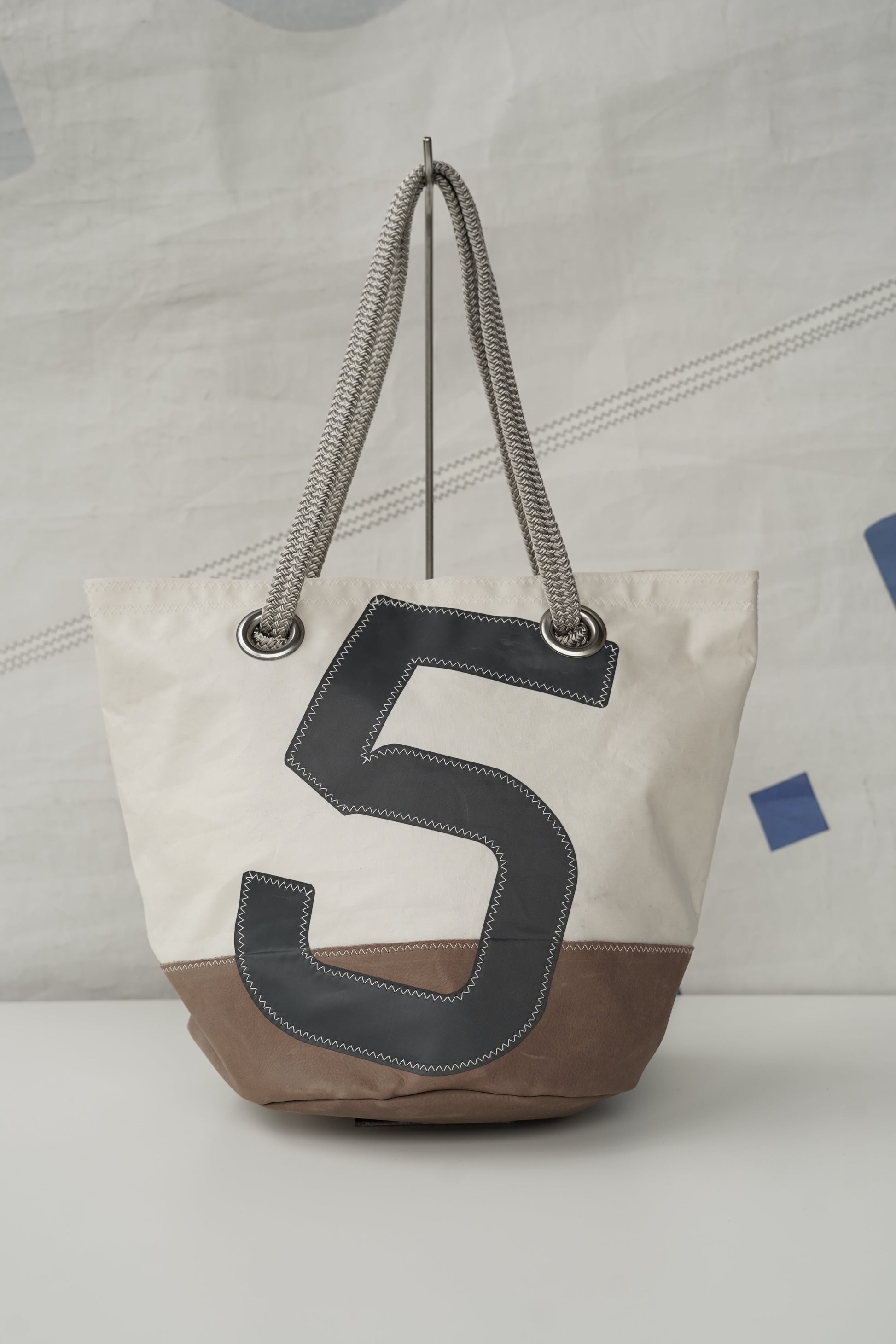 Sac à main Sandy · Cuir chocolat numéro 5 gris