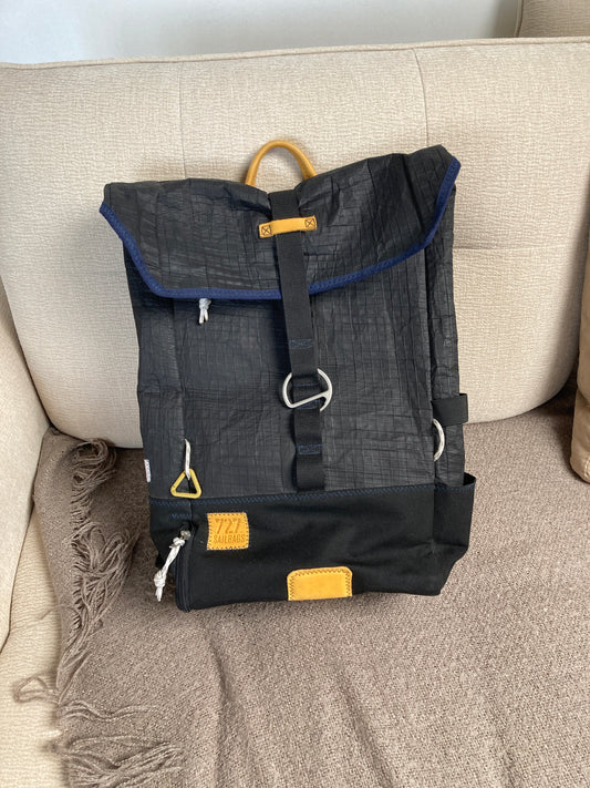 Sac à dos Dinghy · Noir et cuir moutarde