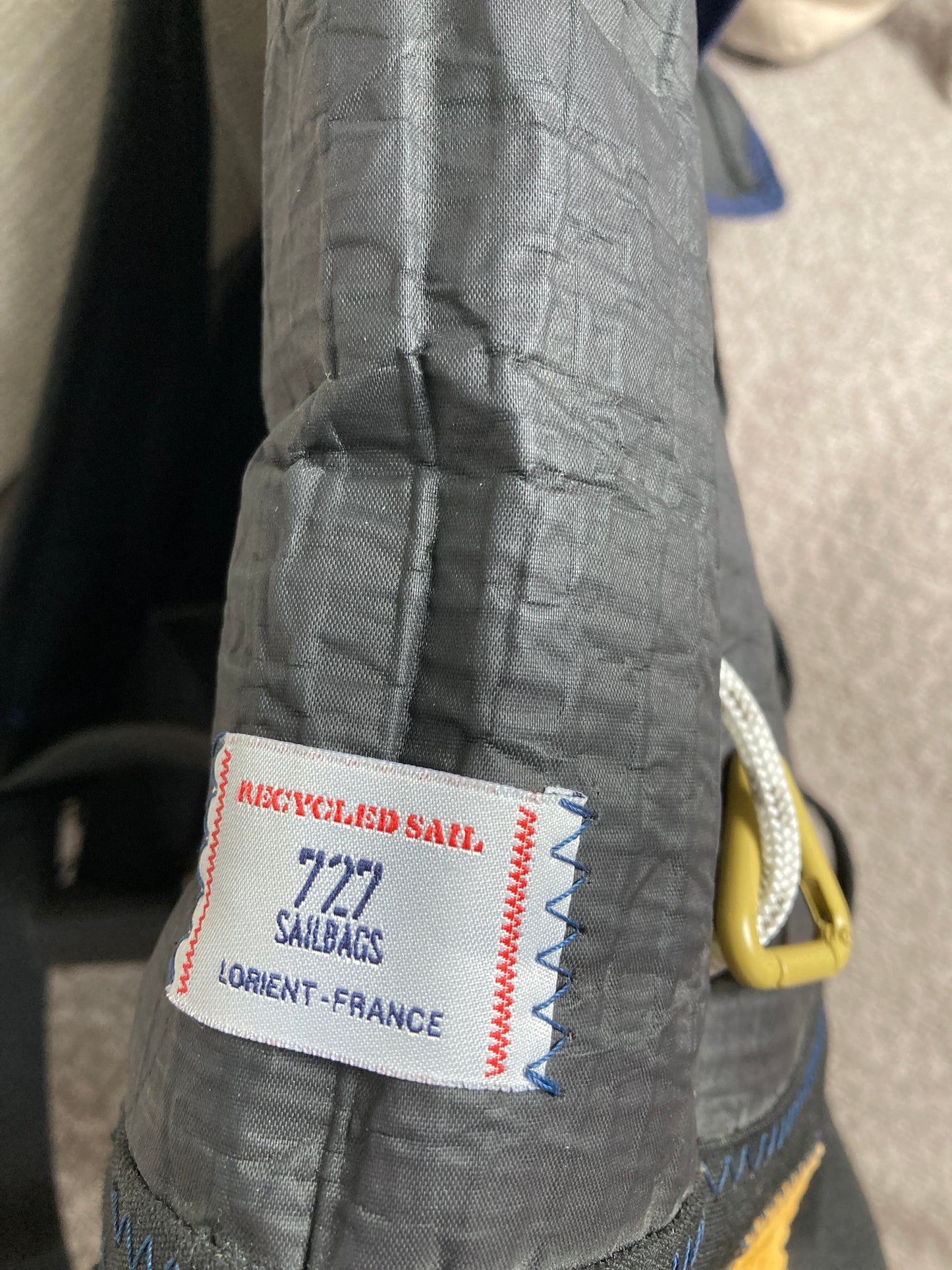 Sac à dos Dinghy · Noir et cuir moutarde