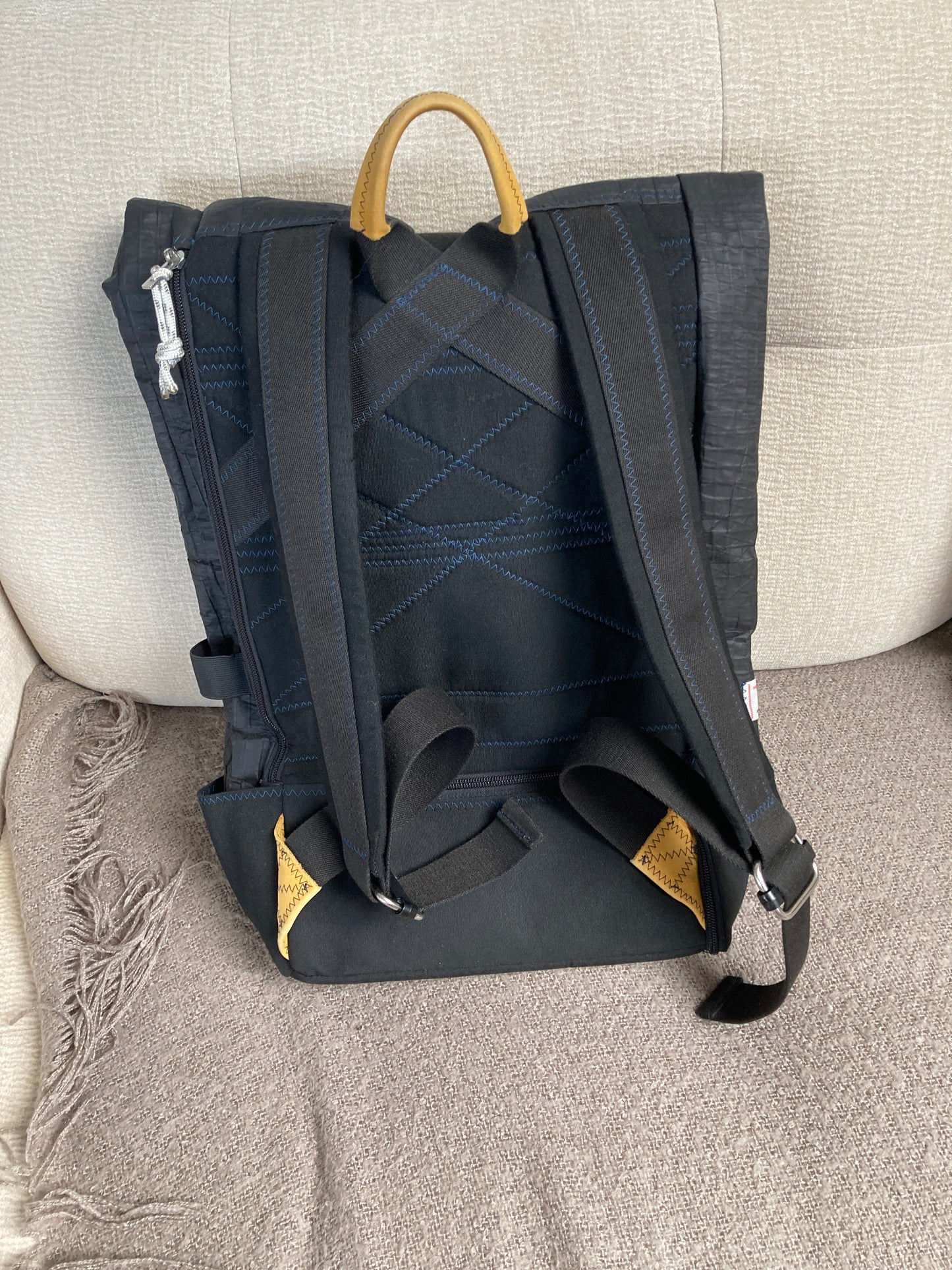 Sac à dos Dinghy · Noir et cuir moutarde